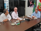 Raul Weiss entrega convite da convenção estadual da FCDL